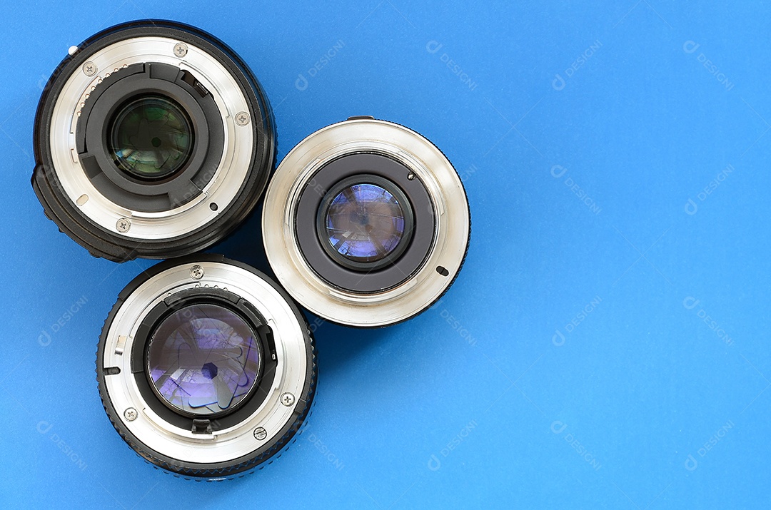 Lentes de câmera sobre fundo azul