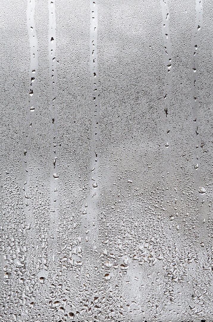 Textura de uma gota de chuva sobre um fundo transparente molhado de vidro