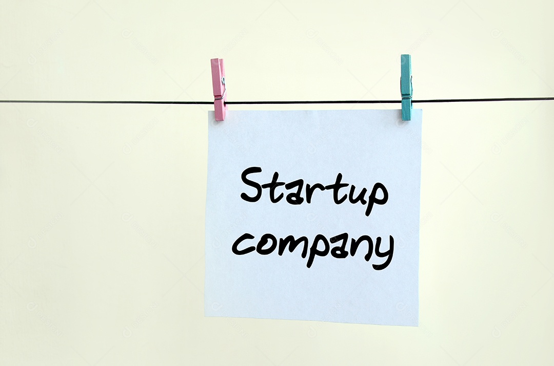 Empresa start-up nota está escrita em um adesivo branco pendurado com um prendedor