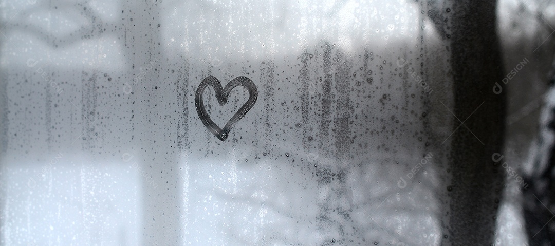 O coração é pintado no vidro embaçado no inverno