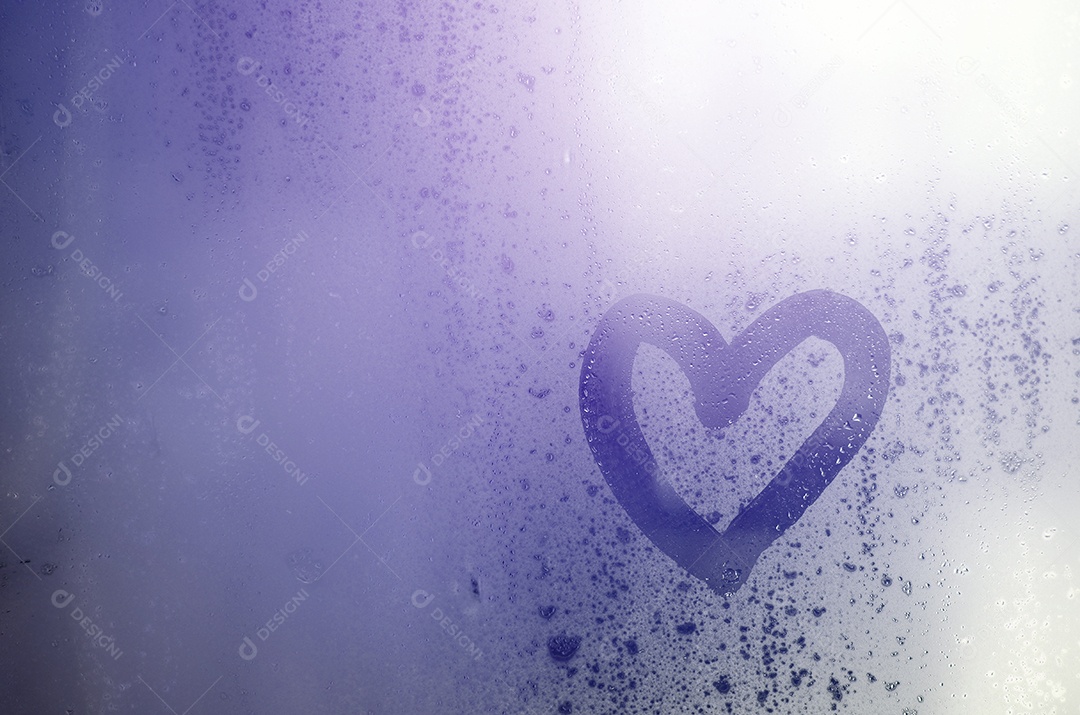 O coração é pintado no vidro embaçado no inverno