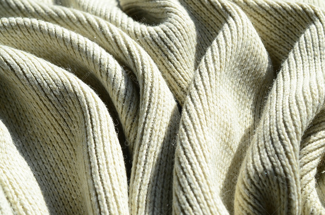 Composição de um suéter de malha amarelo macio