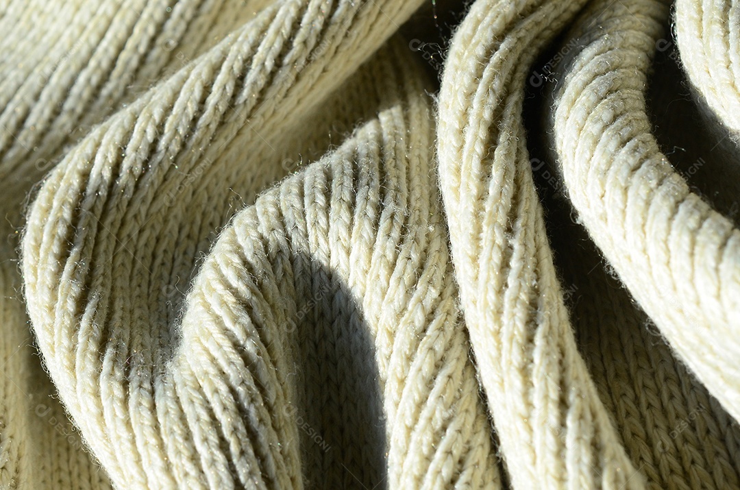 Composição de um suéter de malha amarelo macio