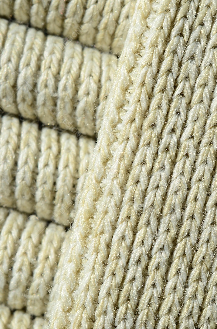 Composição de um suéter de malha amarelo macio