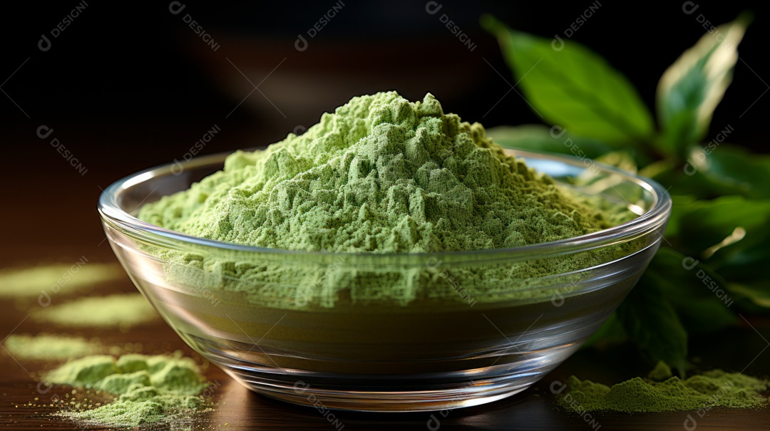 Chá sobre uma mesa de madeira.