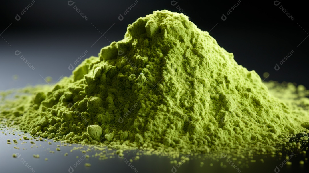 Chá sobre uma mesa de madeira.