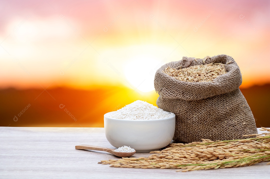 Grãos de arroz branco em tigelas brancas, grãos de arroz branco em colheres de madeira