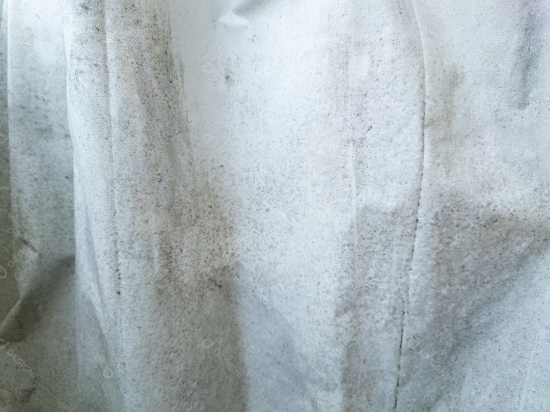 Cortina branca contaminada com mofo e fungos