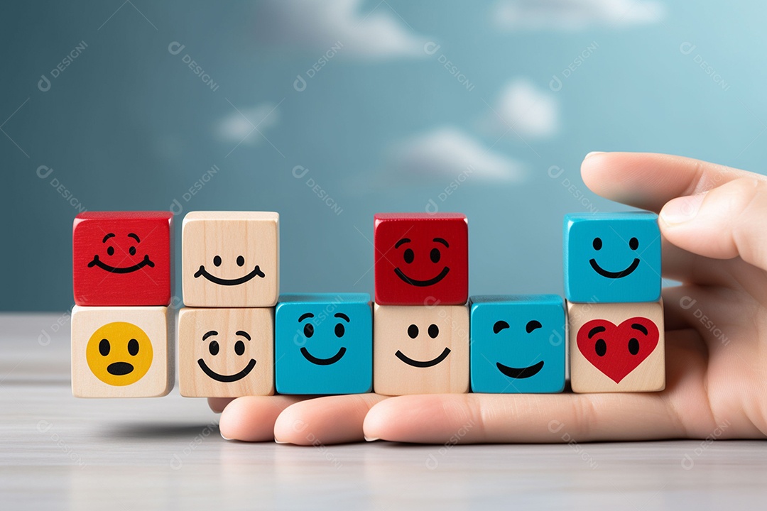 A mão escolhe um símbolo médico dos cuidados médicos dos ícones do emoticon no conceito do bloco de madeira