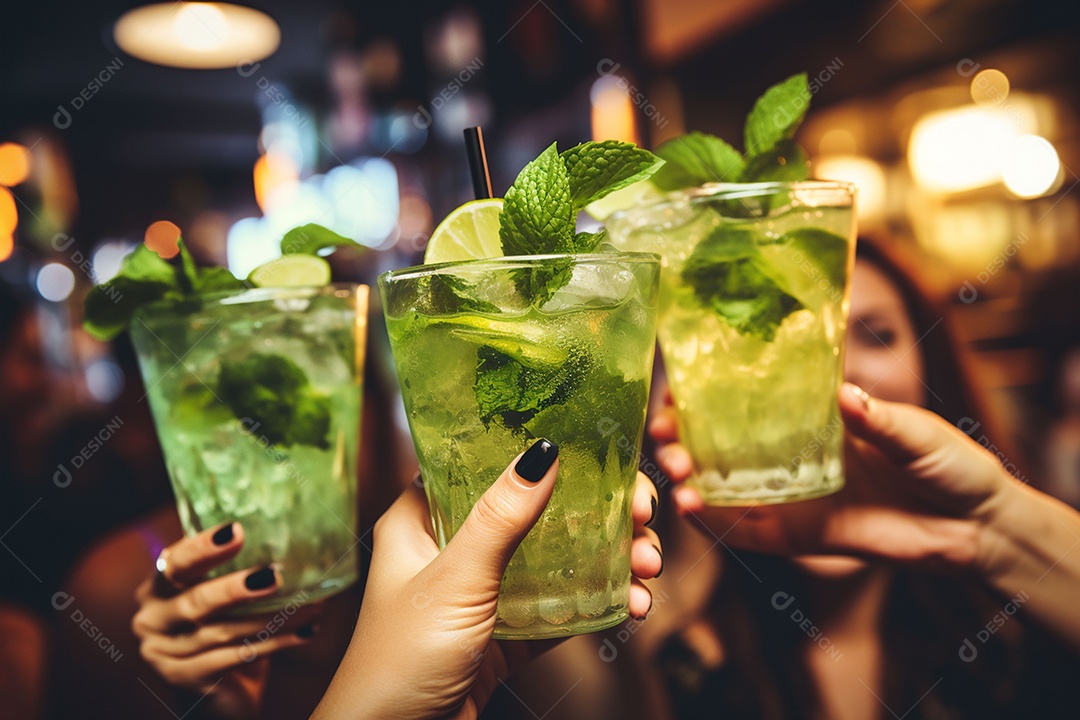 Close-up do grupo de amigos torcendo pela bebida mojito