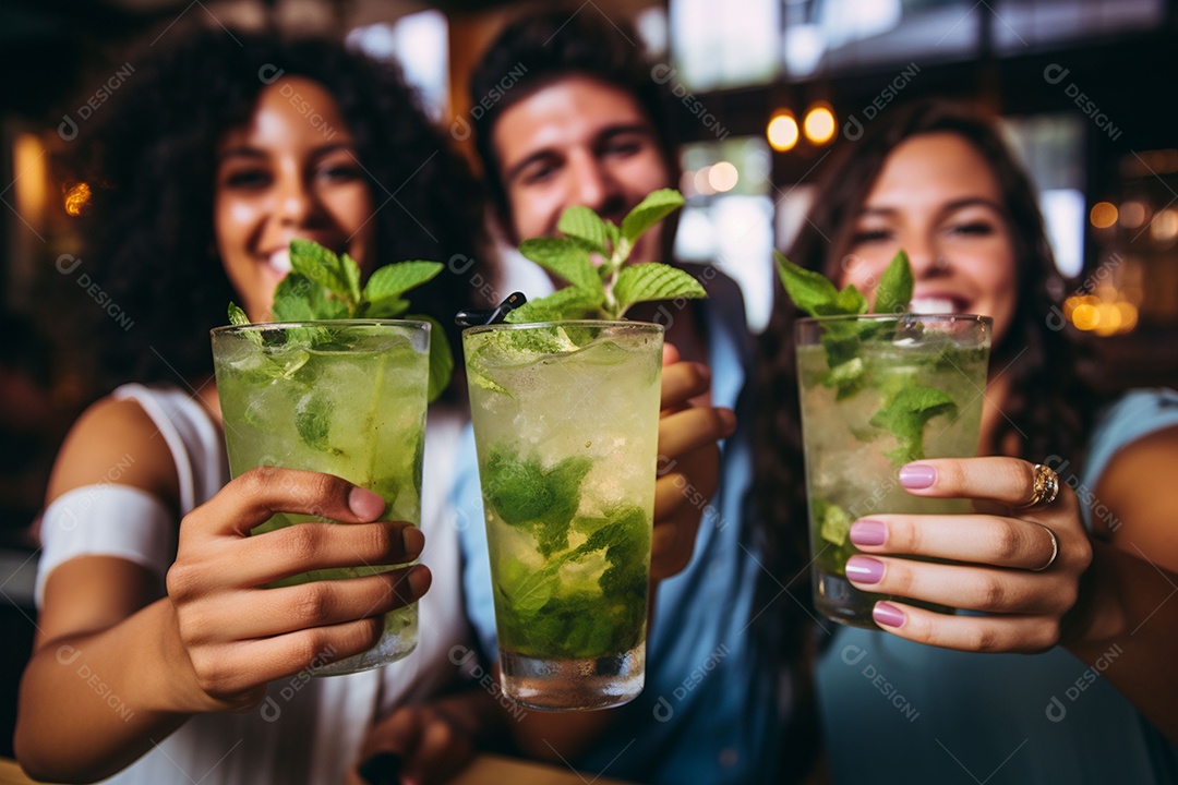 Close-up do grupo de amigos torcendo pela bebida mojito