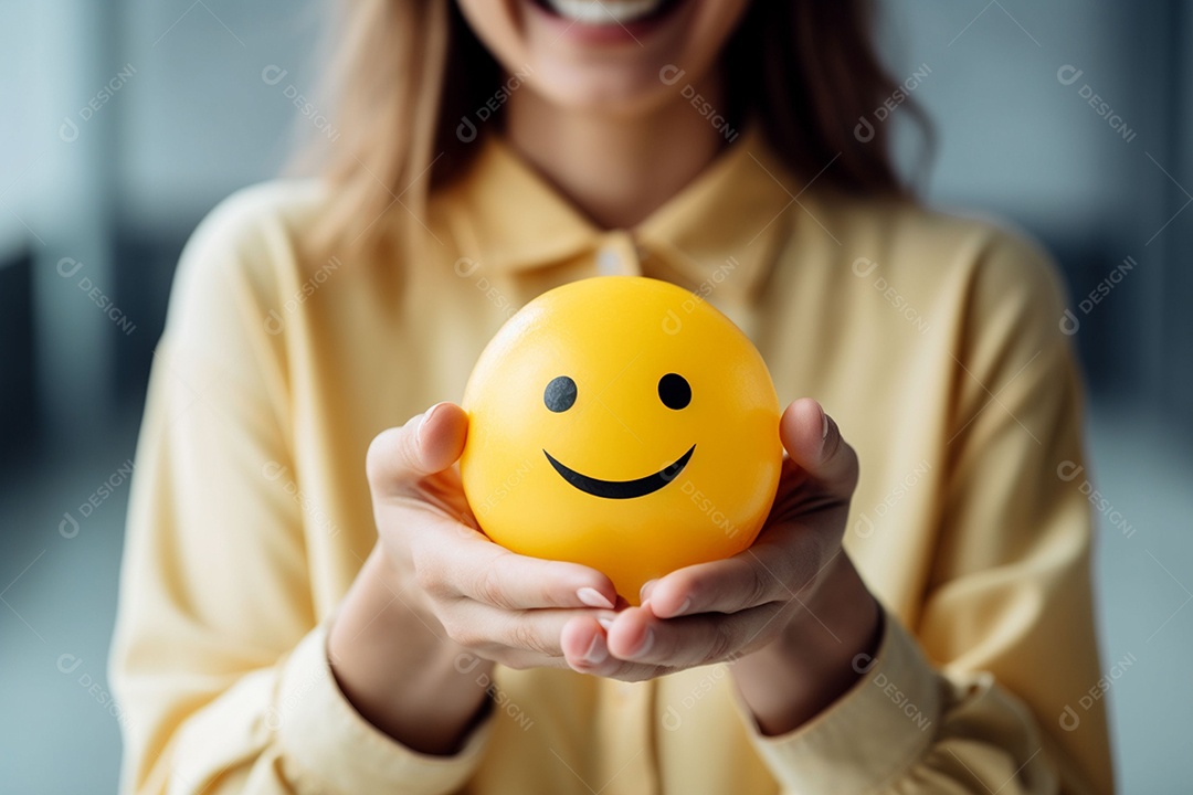 Mão de uma mulher segurando a posição da esfera emoji de sorriso feliz