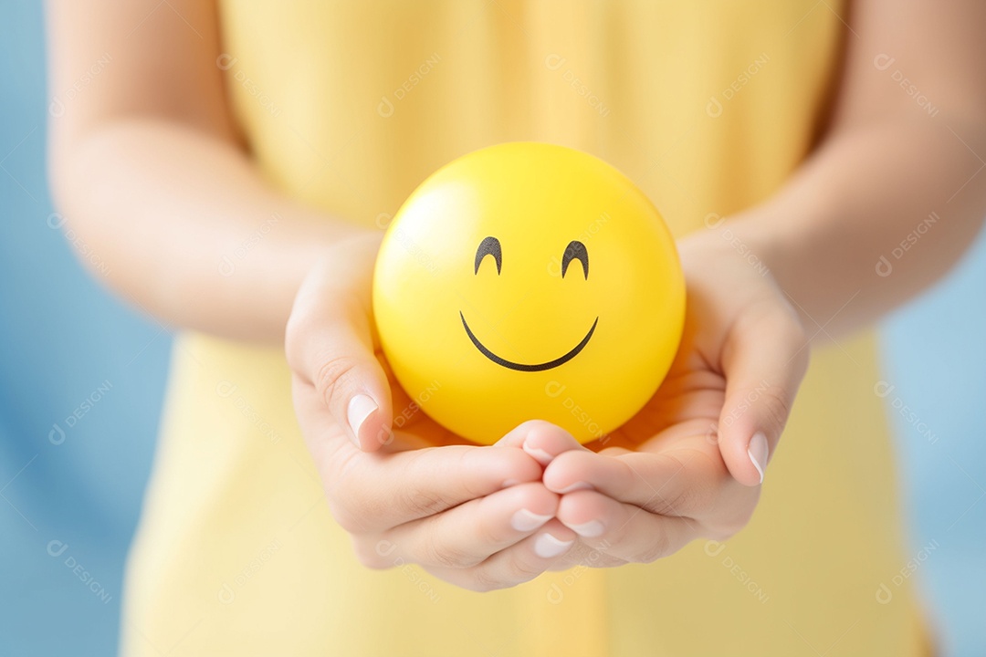 Mão de uma mulher segurando a posição da esfera emoji de sorriso feliz