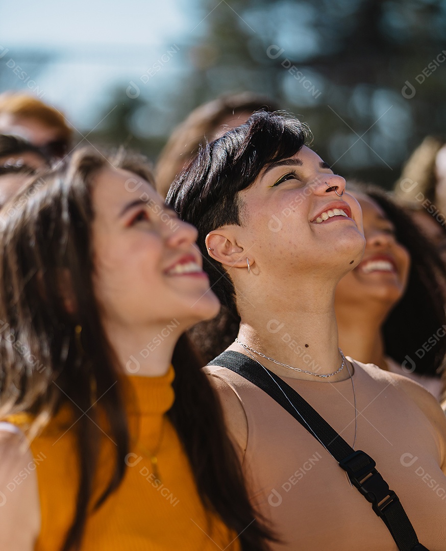 Grupo de mulheres ao ar livre, olhando para frente com uma expressão séria. Manifestantes, direitos das mulheres.