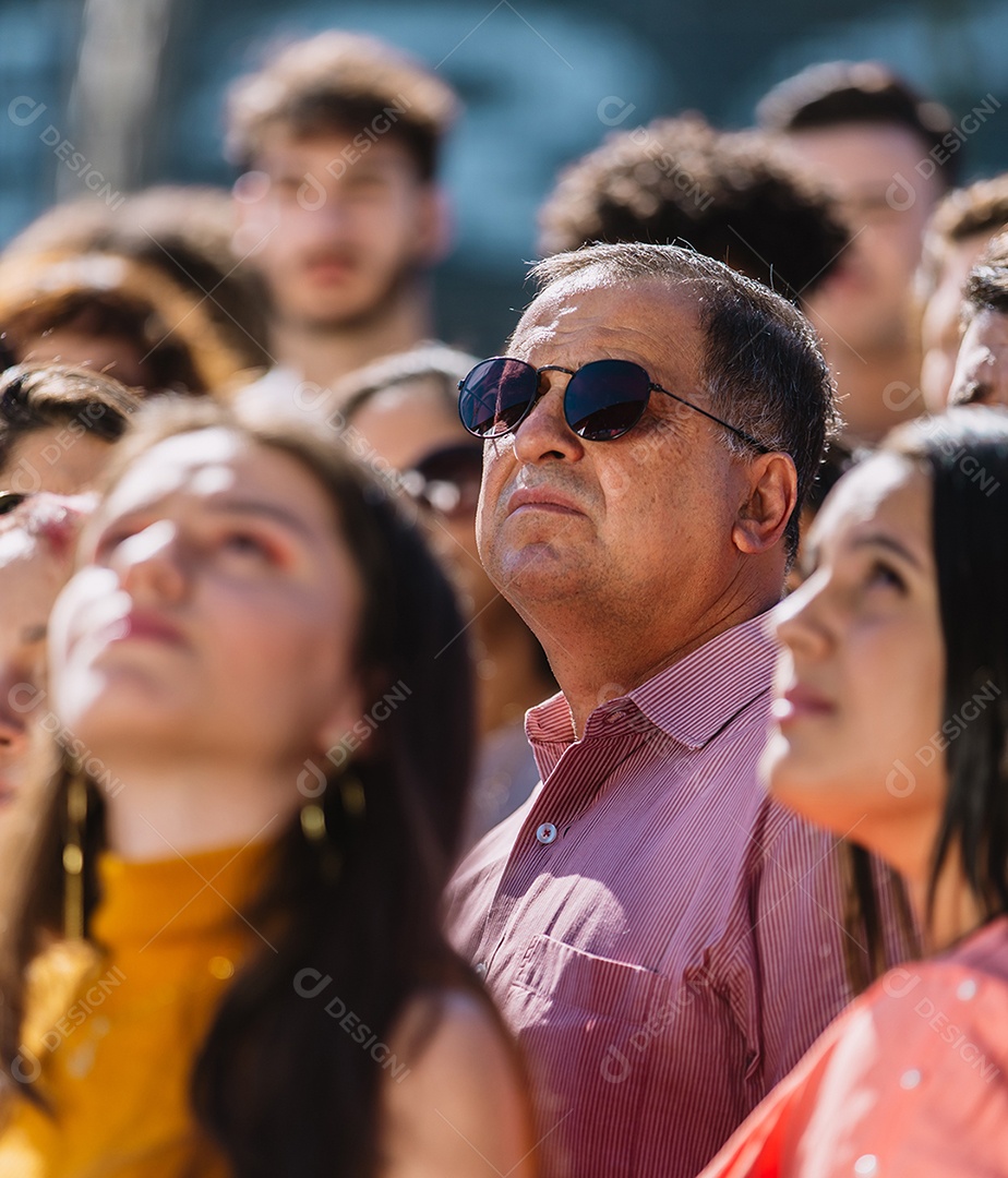 Grupo de mulheres ao ar livre, olhando para frente com uma expressão séria. Manifestantes, direitos das mulheres.