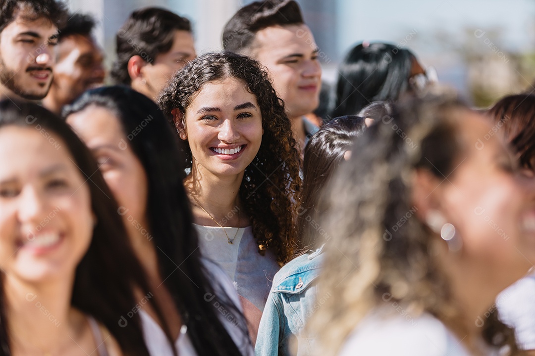 Grupo de mulheres ao ar livre, olhando para frente com uma expressão séria. Manifestantes, direitos das mulheres.