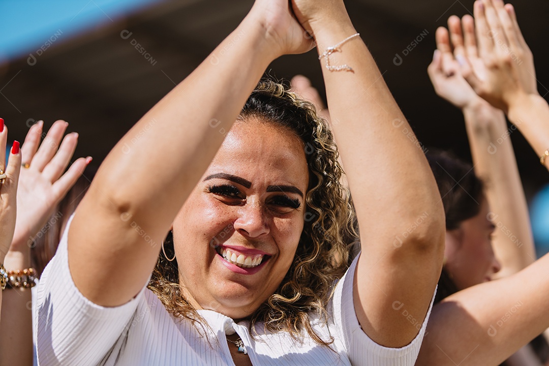 Grupo de mulheres ao ar livre, olhando para frente com uma expressão séria. Manifestantes, direitos das mulheres.