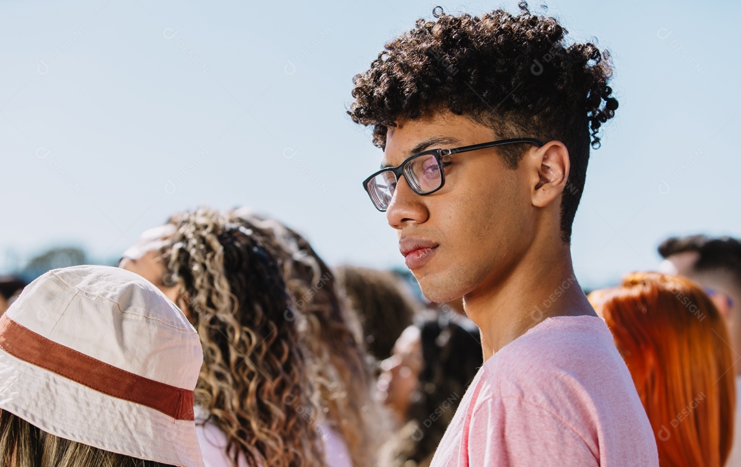 Grupo de pessoas sorridentes