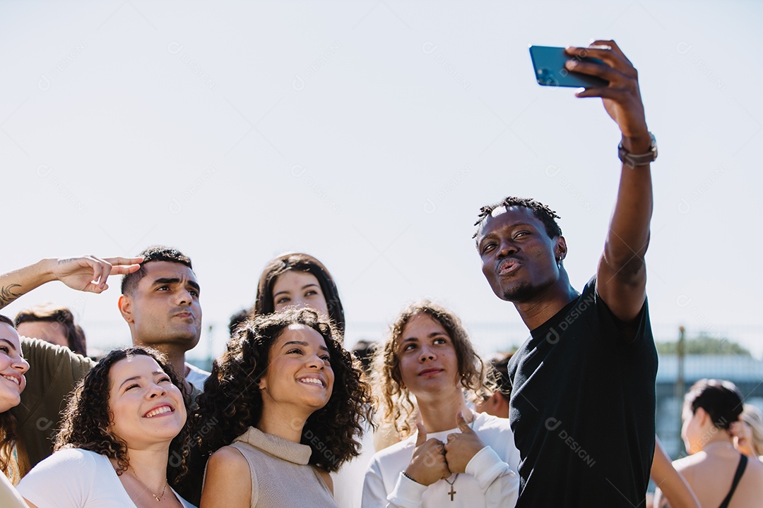 Grupo de pessoas sorridentes