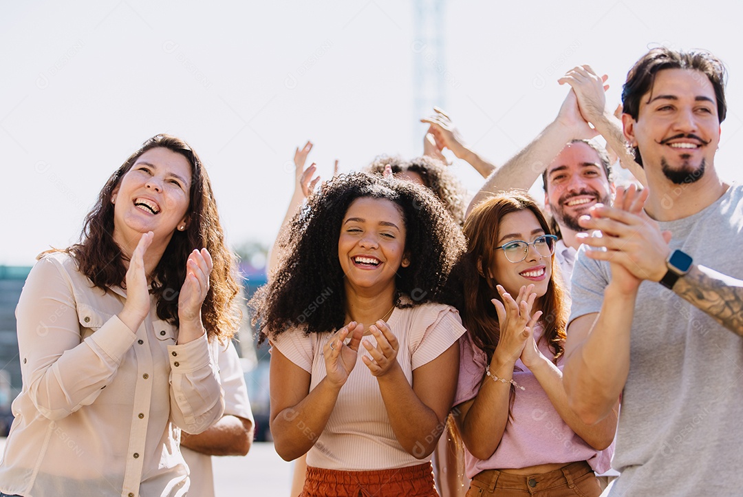 Grupo de pessoas sorridentes