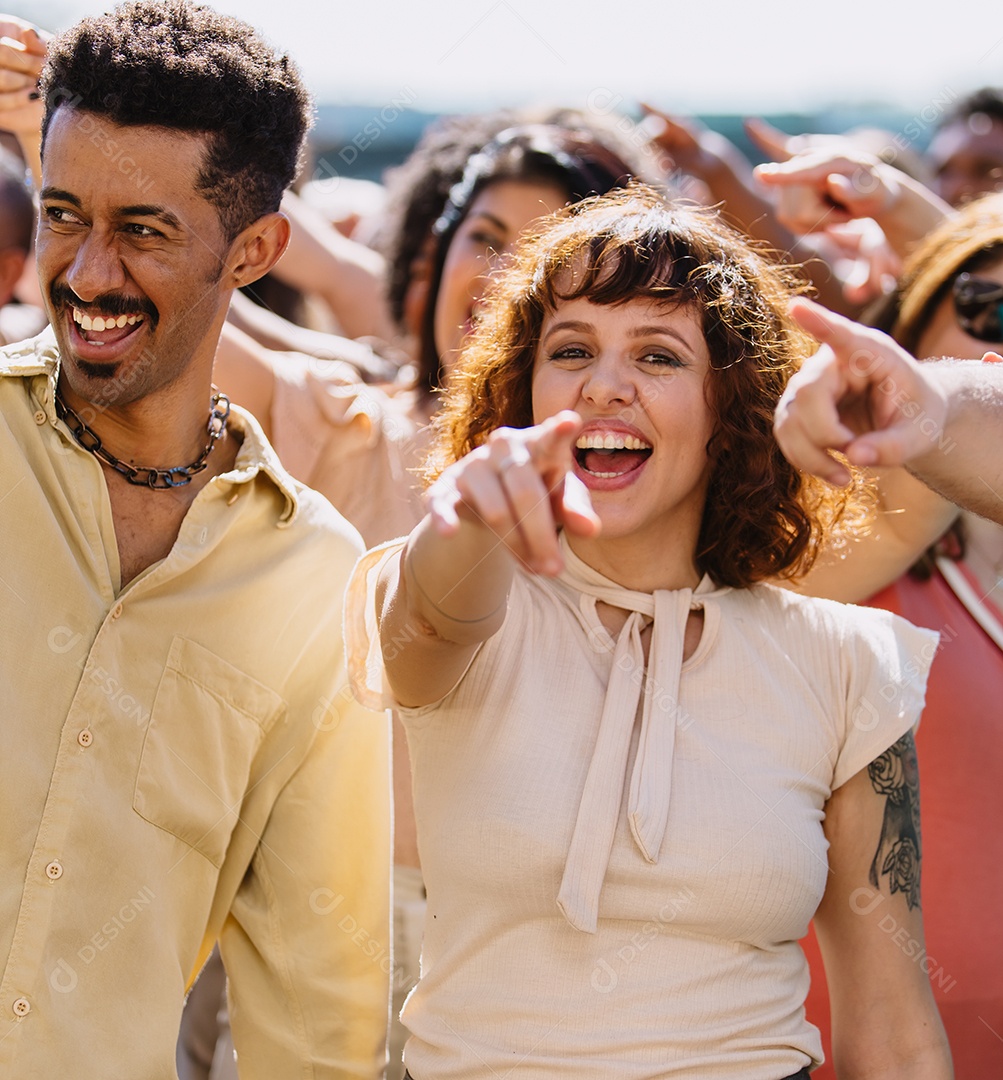 Grupo de pessoas sorridentes