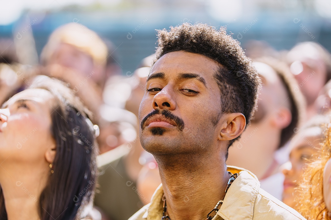 Grupo de pessoas sorridentes