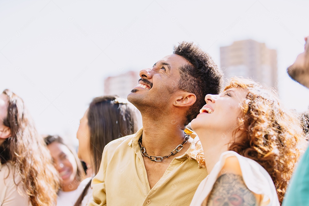 Grupo de pessoas sorridentes