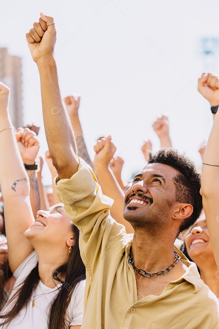 Grupo de pessoas sorridentes