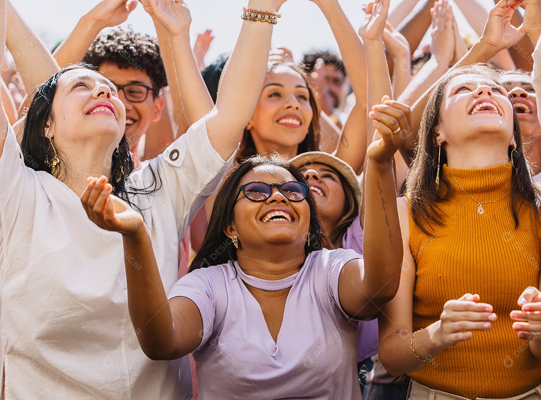 Grupo de pessoas sorridentes