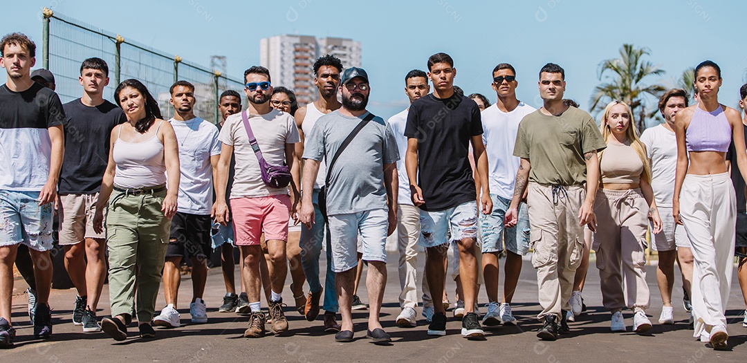 Grupo de pessoas sorridentes