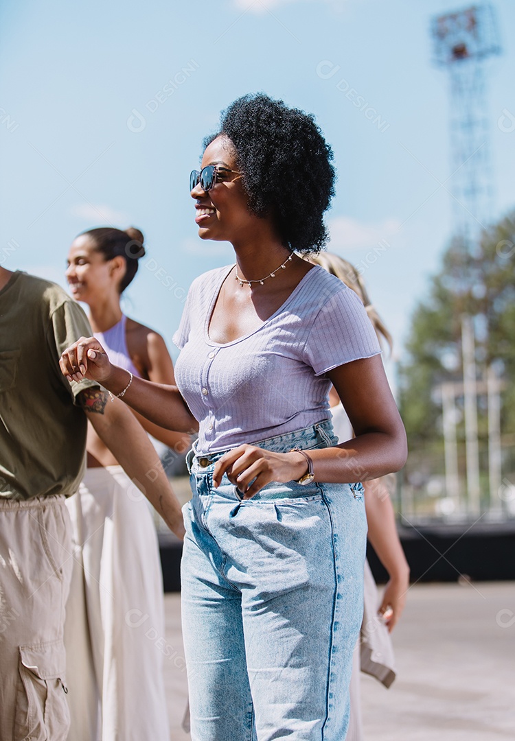 Grupo de pessoas sorridentes