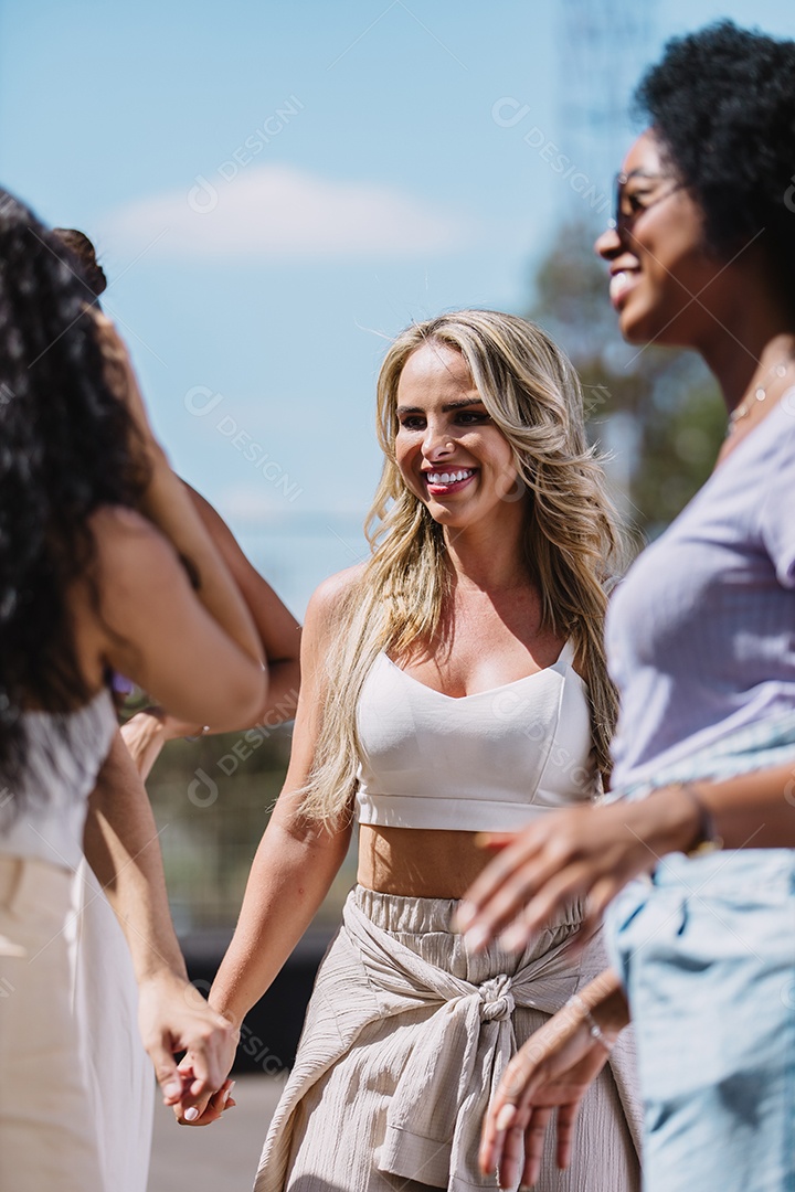 Grupo de pessoas sorridentes