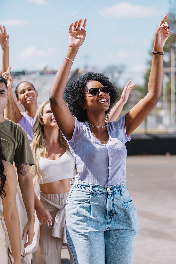 Grupo de pessoas sorridentes