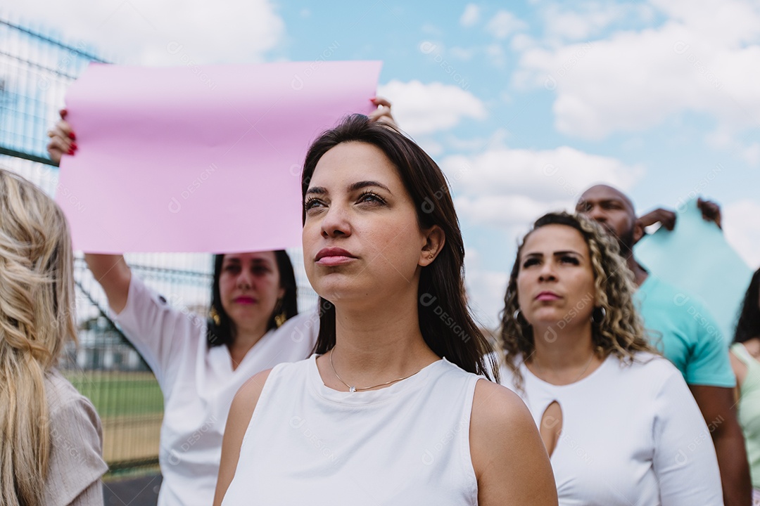 Grupo de pessoas em manifestação