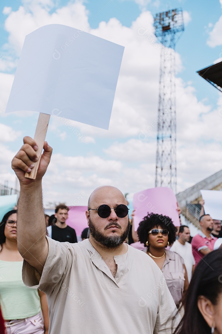Grupo de pessoas em manifestação