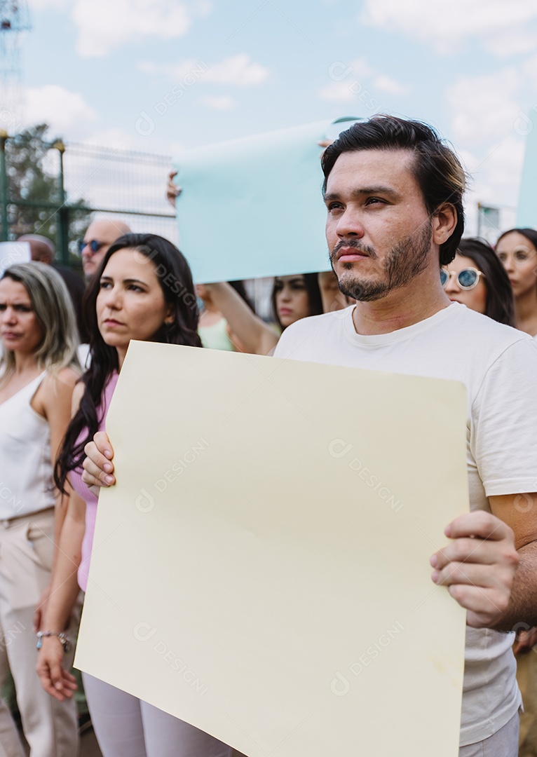Grupo de pessoas em manifestação