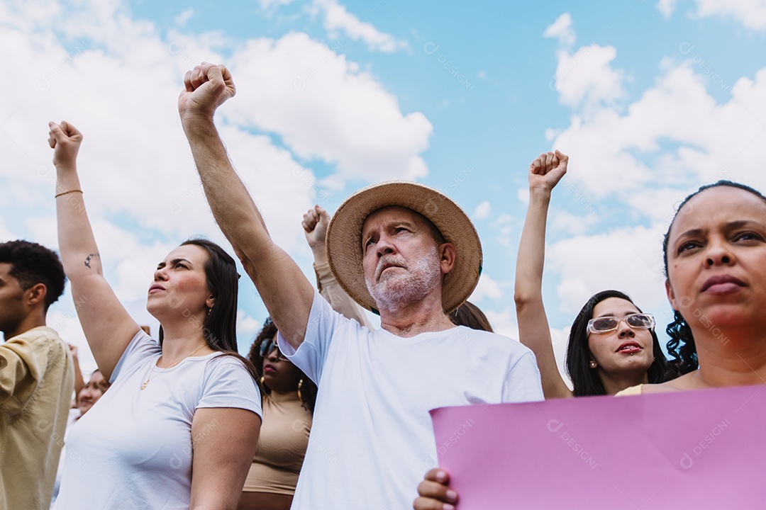 Grupo de pessoas em manifestação