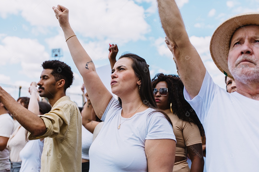 Grupo de pessoas em manifestação