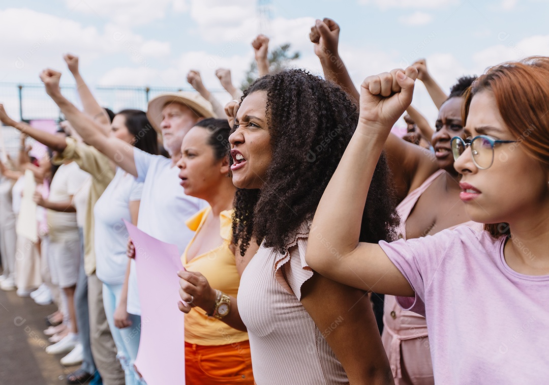 Grupo de pessoas em manifestação