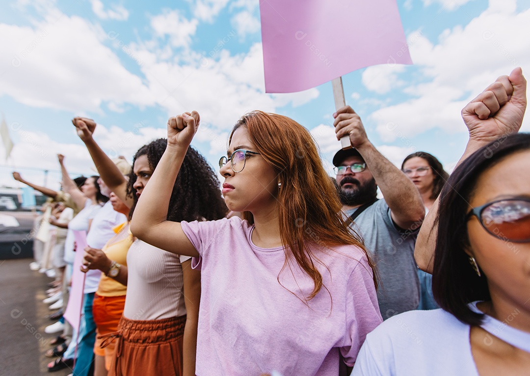Grupo de pessoas em manifestação