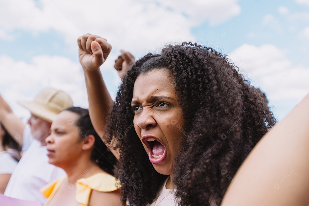 Grupo de pessoas em manifestação