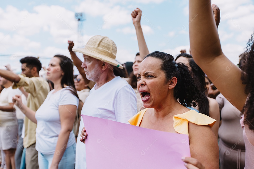 Grupo de pessoas sorridentes