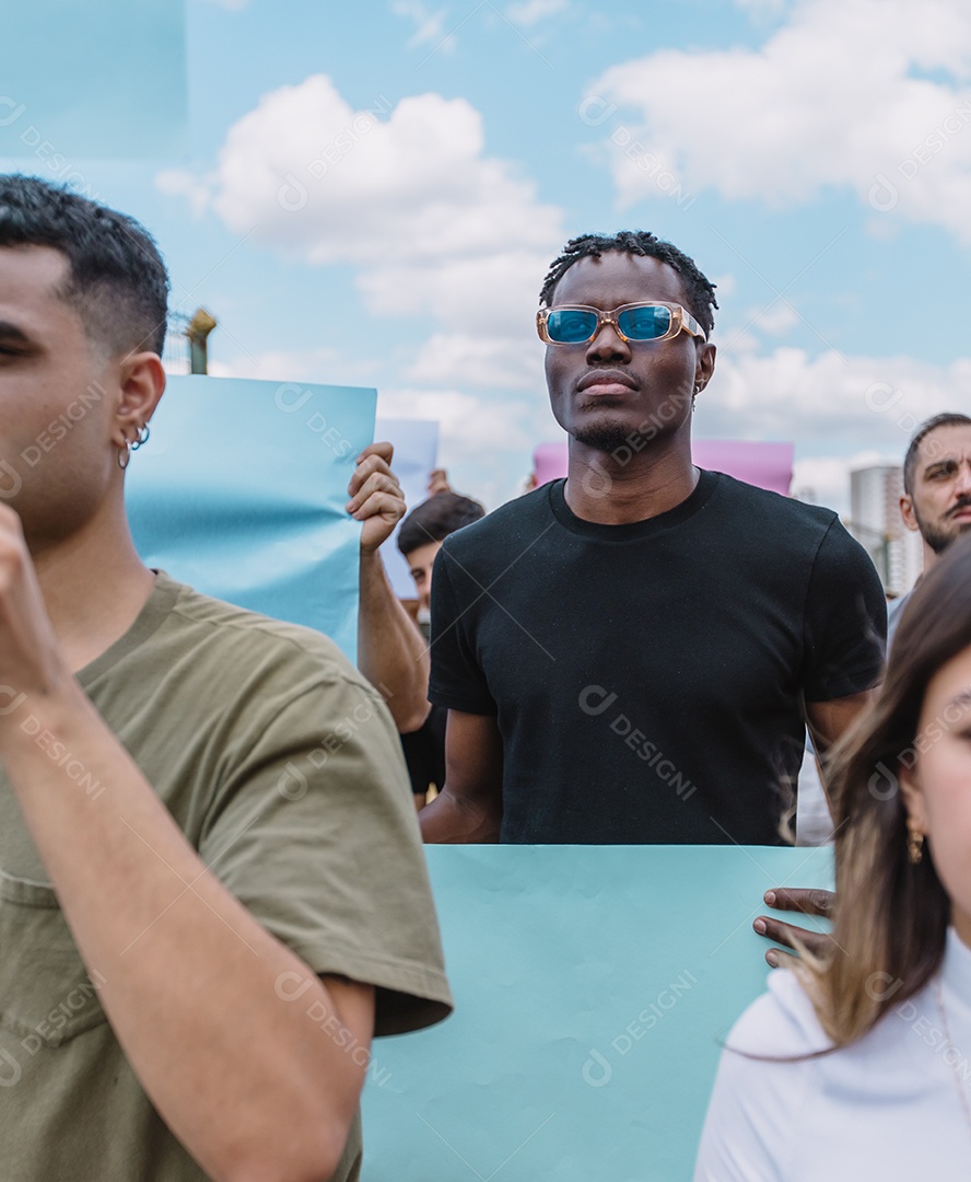 Grupo de pessoas em manifestação