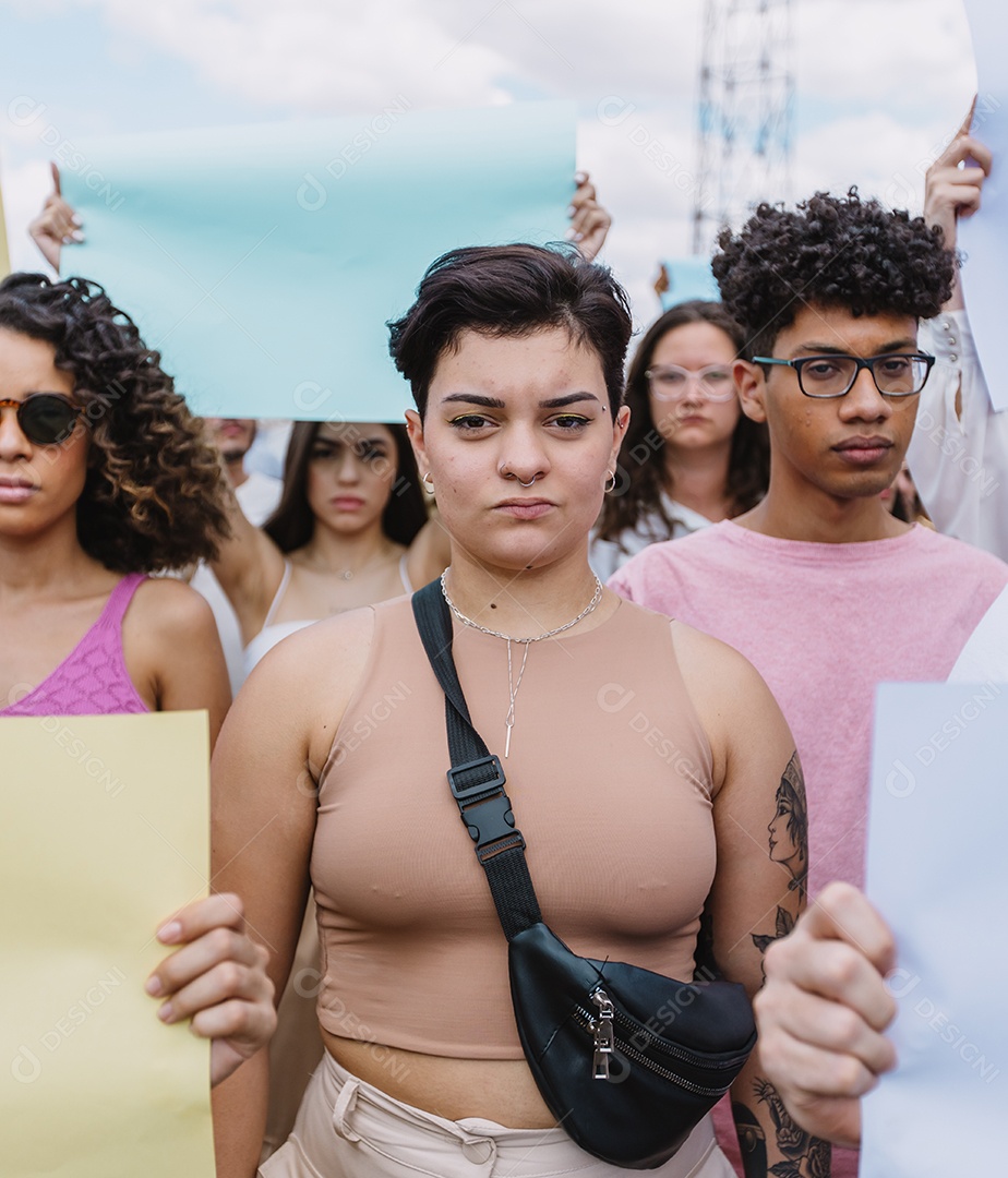 Grupo de pessoas em manifestação
