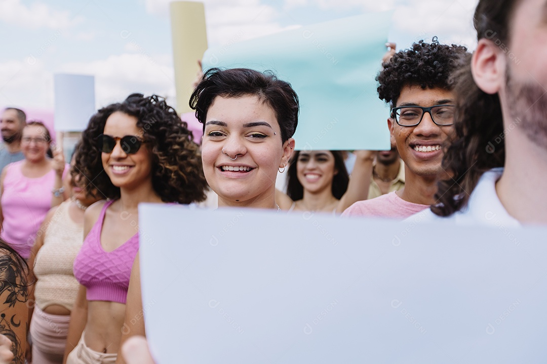 Grupo de pessoas em manifestação