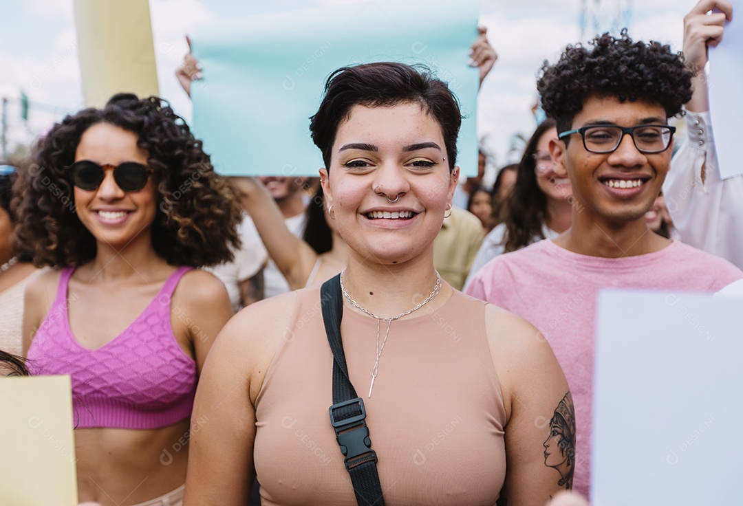 Grupo de pessoas em manifestação