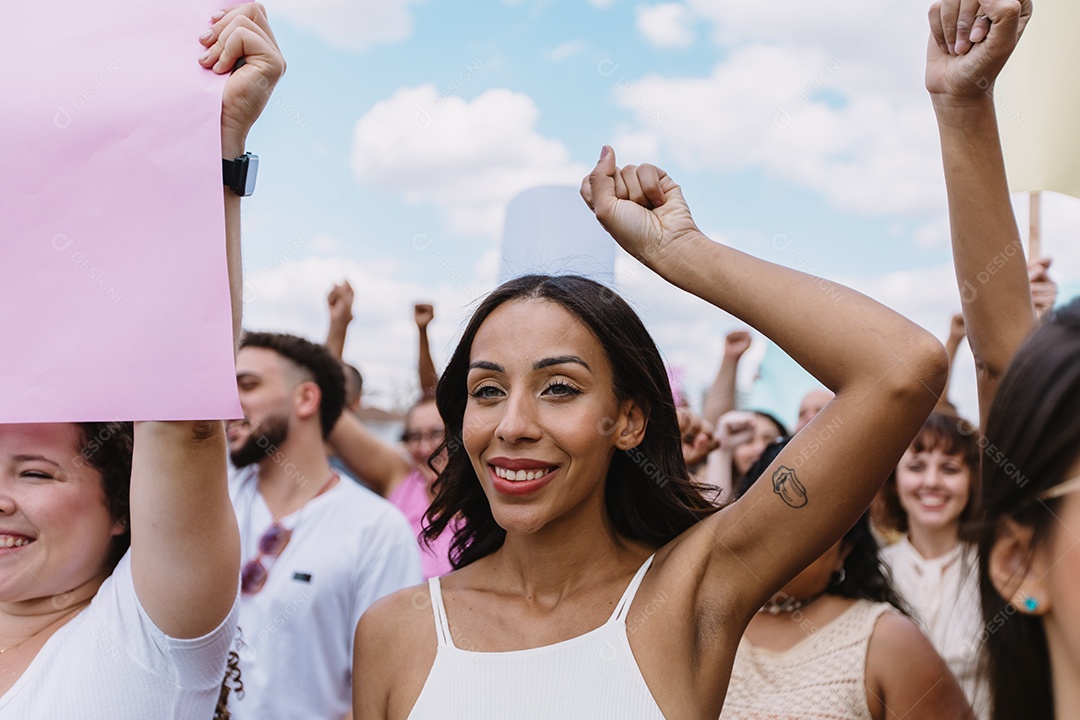 Grupo de pessoas em manifestação