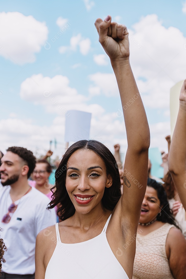 Grupo de pessoas em manifestação