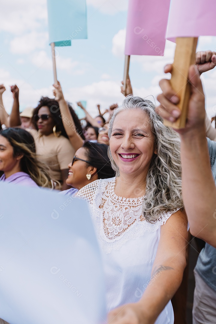 Grupo de pessoas em manifestação
