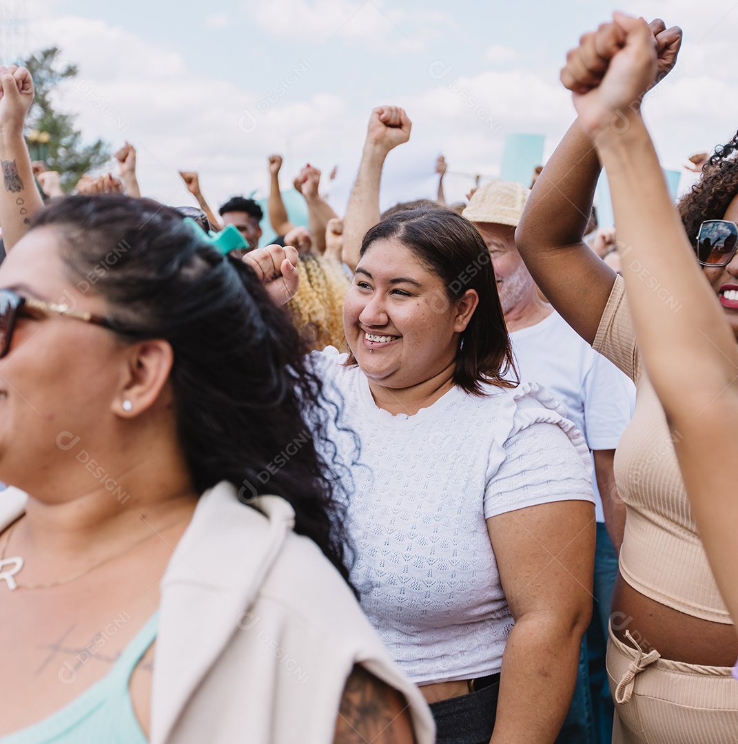 Grupo de pessoas em manifestação